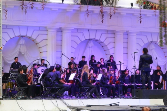 A trational orchestra on the main stage closing out the festival on the 27th of April